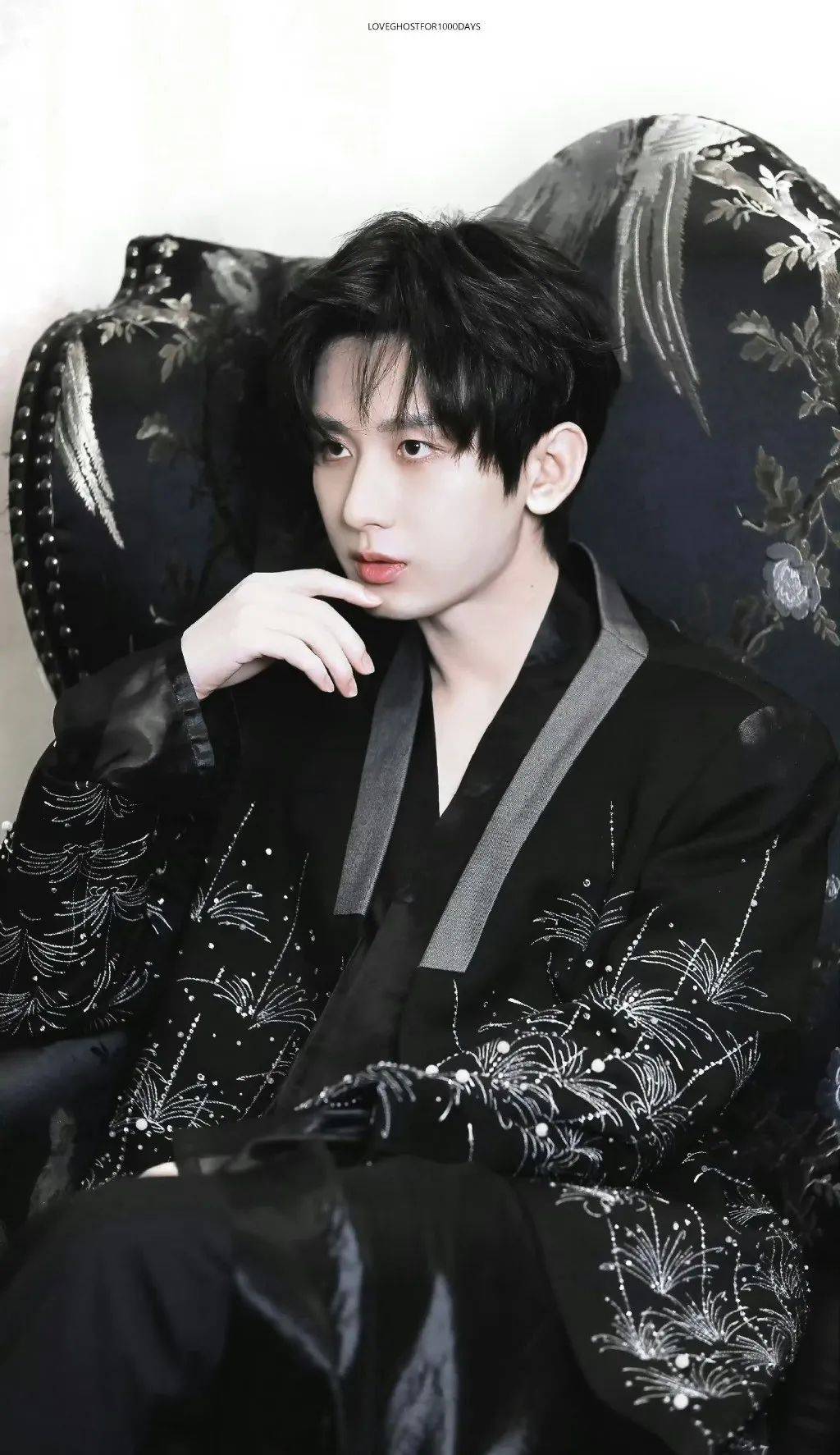 双十一晚会成毅黑白国风礼服上场,一曲《一壶莲花醉》让人梦回李莲花