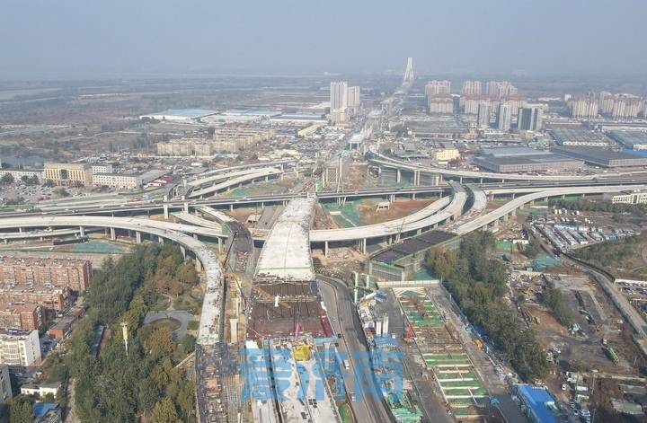 据了解,改造后的零点立交桥将设14条转向匝道,是山东省首座可同时满足