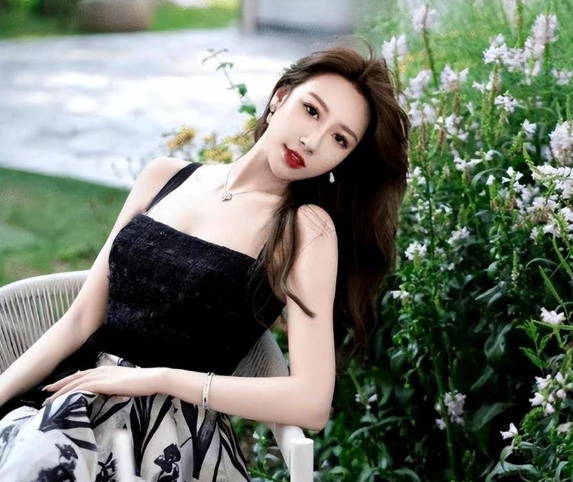 舅舅是陈佩斯,外公是影帝,爸爸是国家一级演员,甘愿