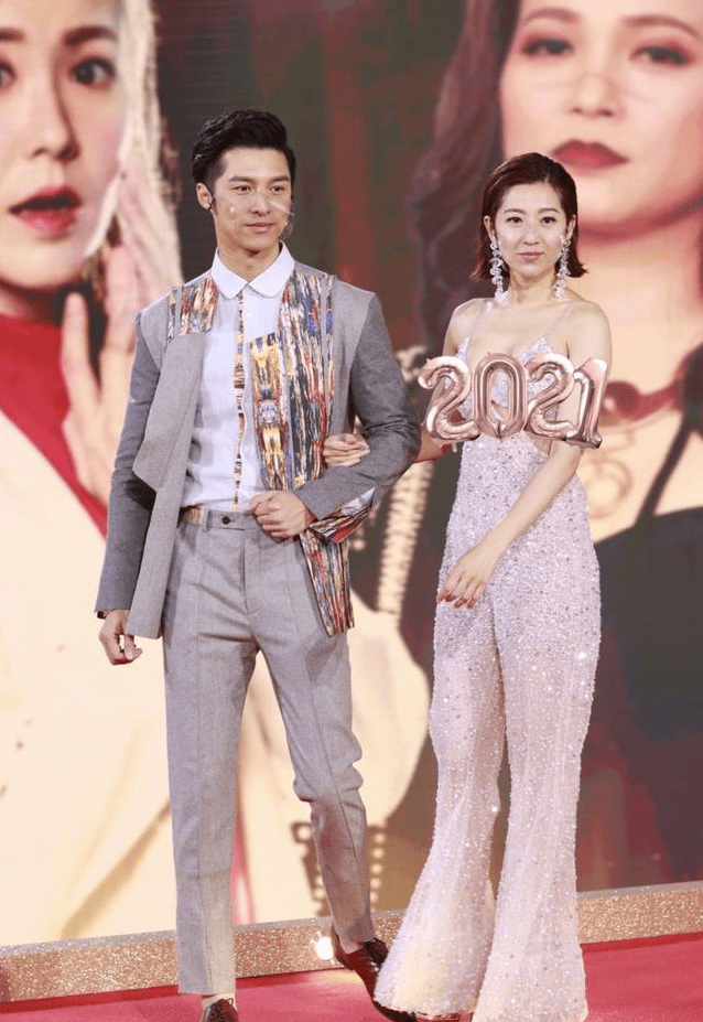 tvb颁奖盛典:汤洛雯又纯又欲,陈自瑶秀美背,艺人东西成焦点_长裙_穿着