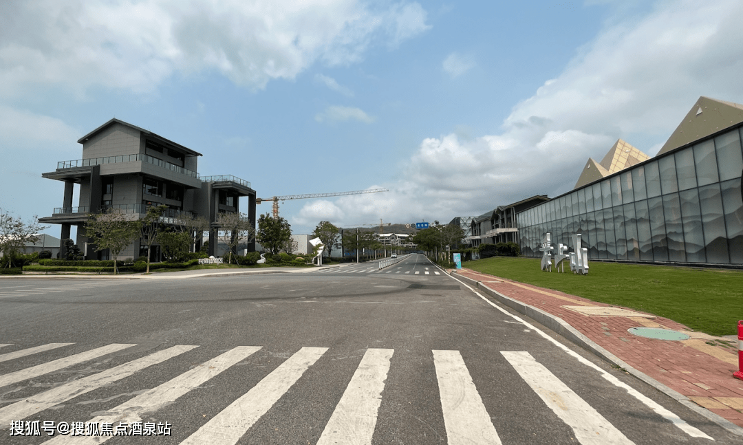 三亚〖爱上山艺术小镇〗售楼处电话【营销中心】售楼处备案价|首页