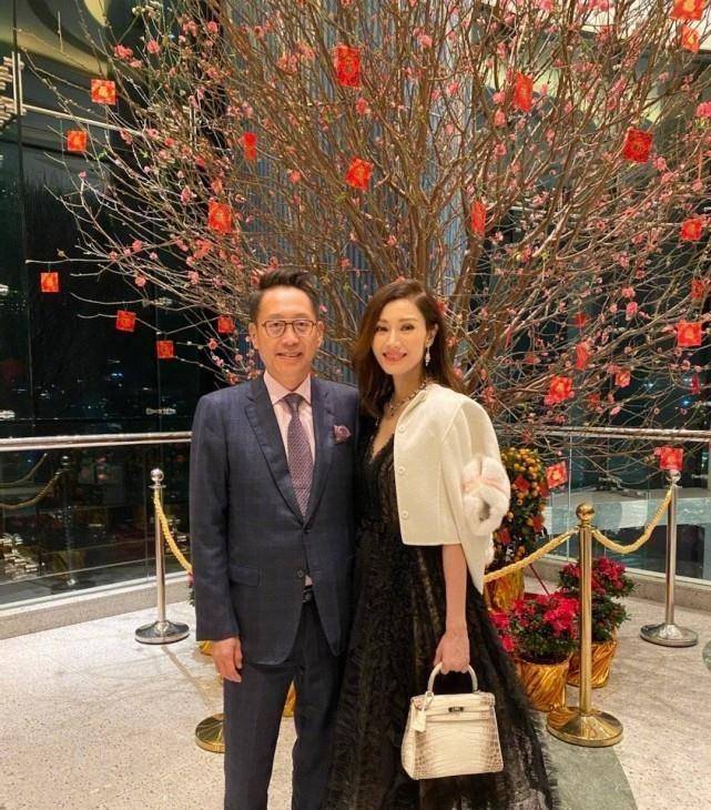 李嘉欣发文庆祝结婚十二周年,晒二人夕阳下合照,高调示爱老公许晋亨