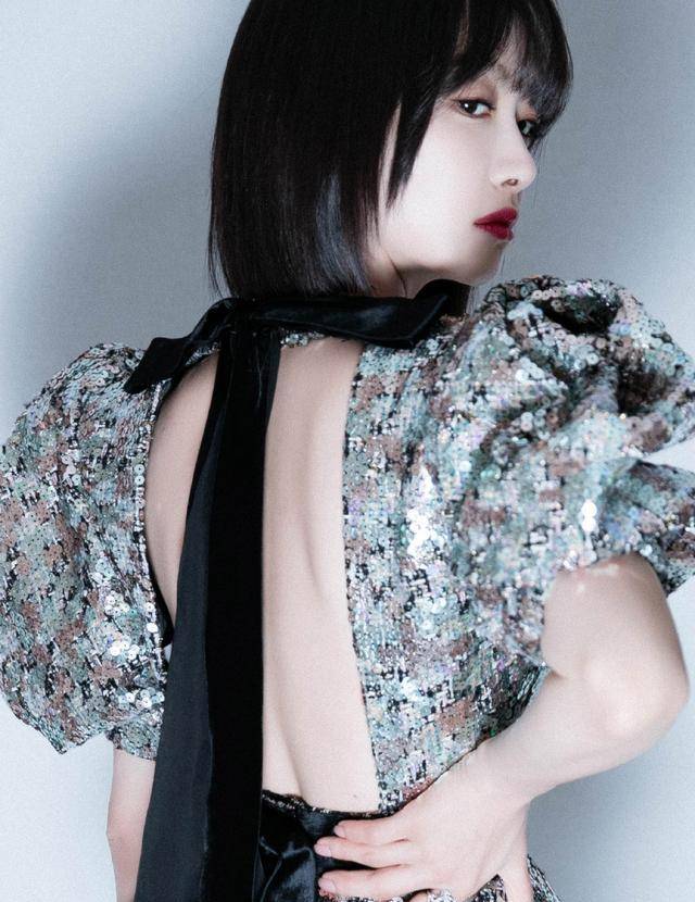 被宋茜新造型惊艳,穿亮片连体短裤时尚潮流,短发造型更显青春范_显得