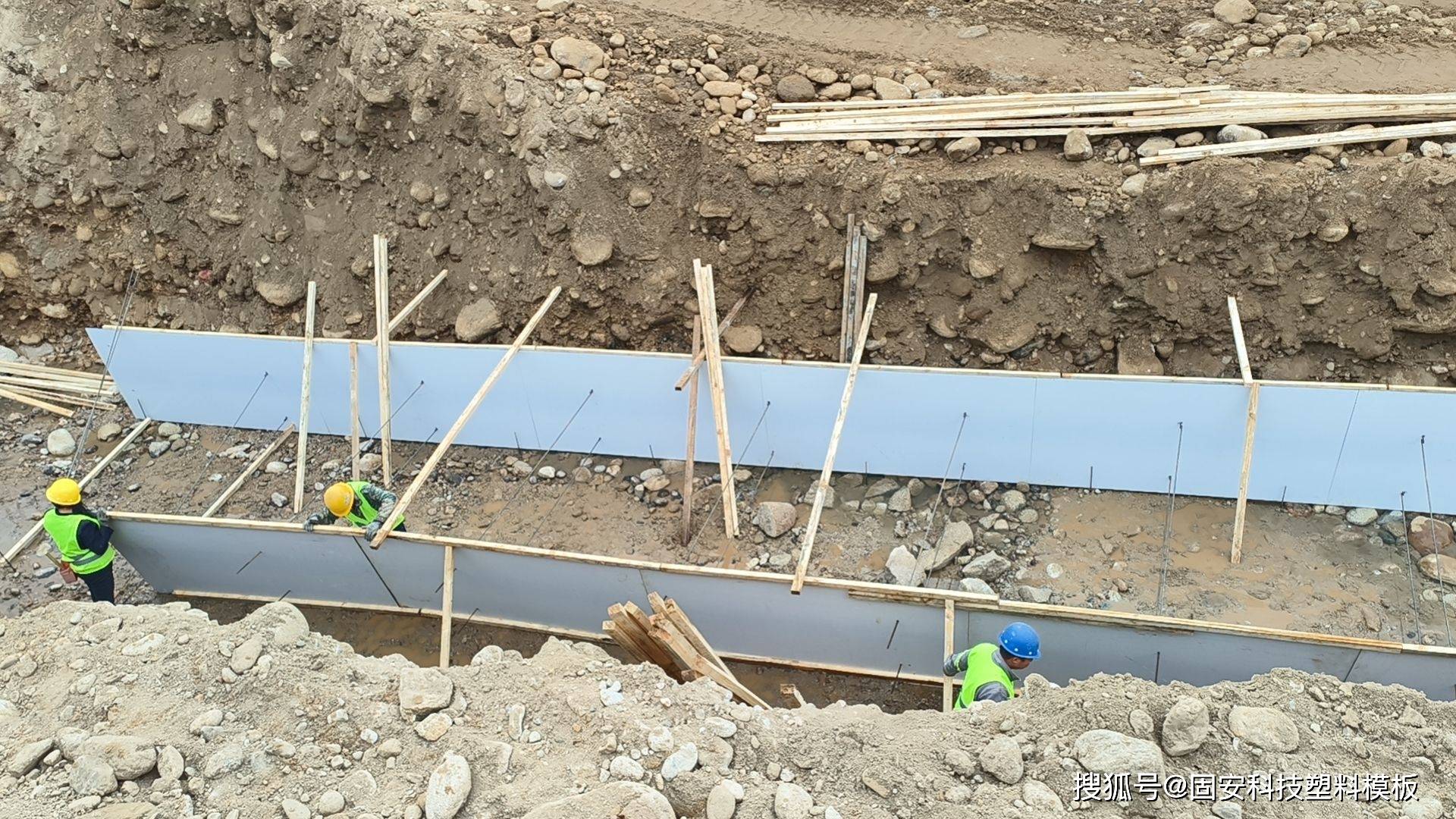 水渠中空塑料模板加固混凝土的注意事项_建筑_进行_质量