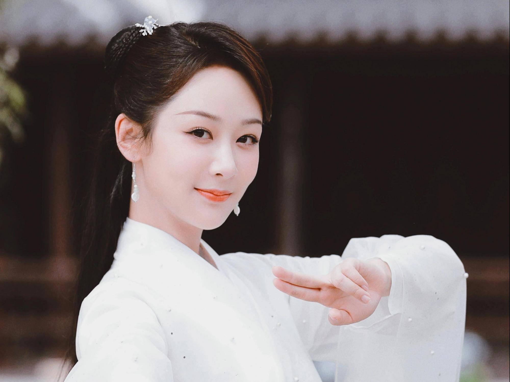 演员,显然彭冠英人气不算高,这么多年他也着急过,与张含韵炒过cp小火