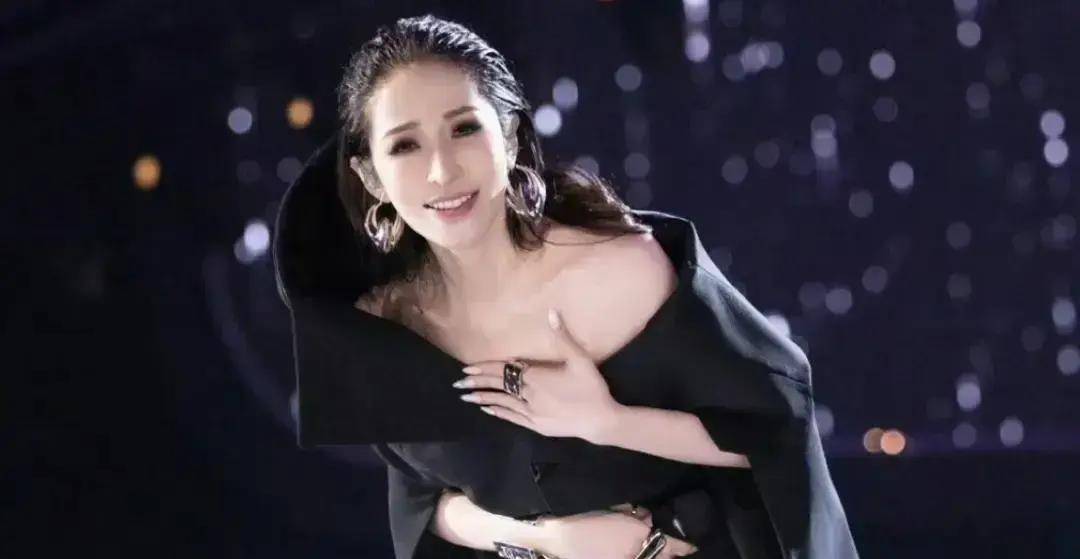 双十一晚会:谢娜主持再翻车,真假唱名场面,黄晓明再陷身高质疑_汪涵