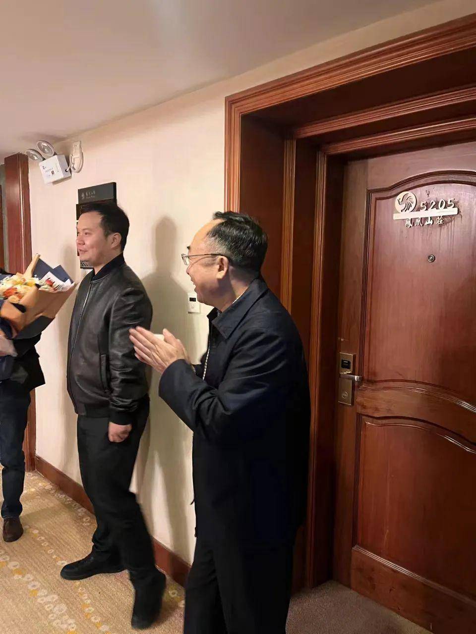 援鄂医疗队沈桂权教授返鄂看望凤凰山庄的家人们_鄂州_沈教授_疫情