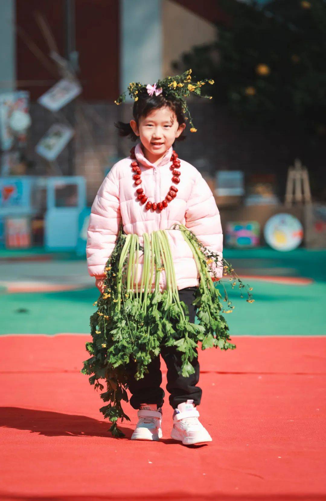 辣椒围成的项链棉花制作的耳环美丽的树叶皇冠俏皮的柚子帽幼儿们充满