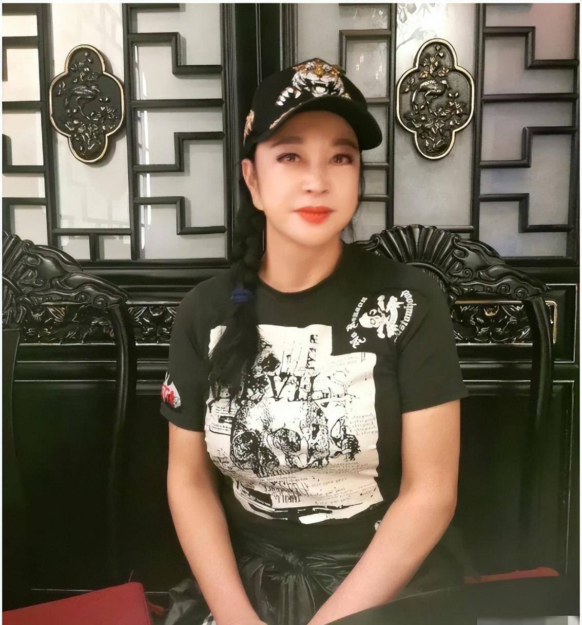 刘晓庆这样扮嫩多漂亮,70岁追赶潮流穿破洞裤,还是20岁少女状态_感觉