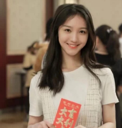 视频中的女星叫刘露,之前是芒果台的签约女星,出演过两部尚未播出的网