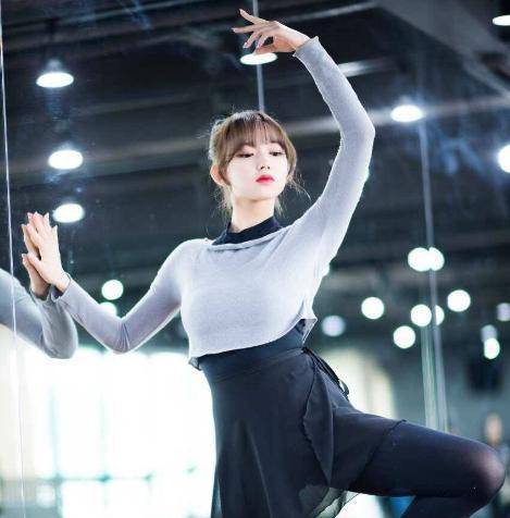 红了之后的程潇参加各种综艺节目,由于程潇的后空翻做得非常好,因此