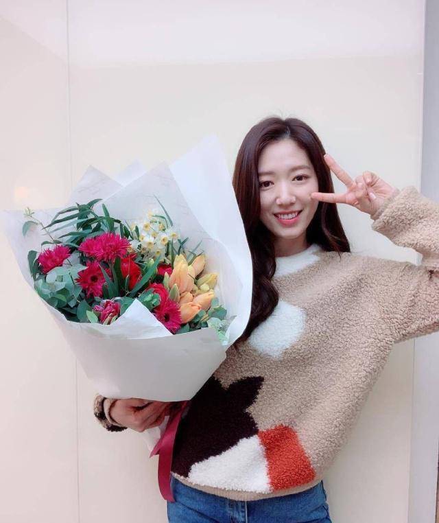 29岁朴信惠终于换新发型了,波波头被吐槽有点土气,不过俏皮可爱_造型