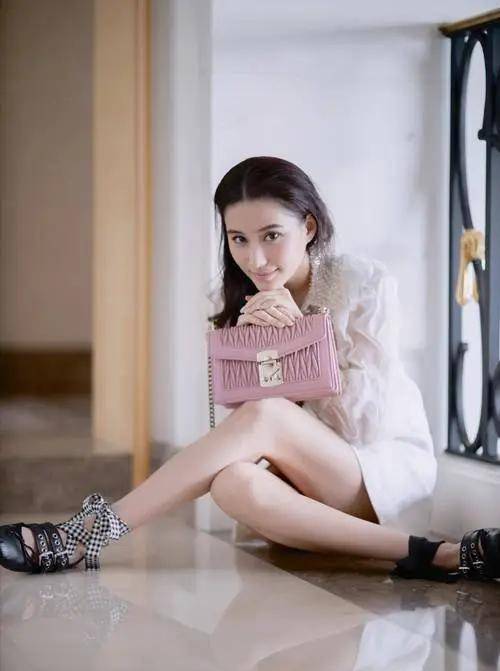 32岁何超莲身材傲人颜值绝美,不愧是赌王之女!_许车莲_观众_生活