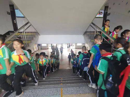 河南一中学发生踩踏事件致1死5伤,官方通报:因上下楼梯发生拥挤_相关