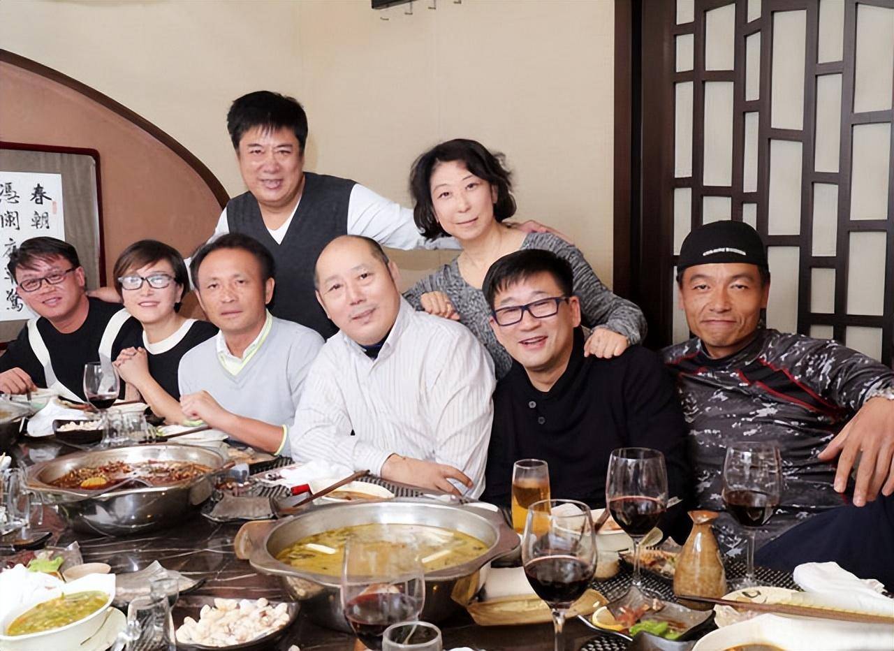 (《重案六组》主创重聚 前排左起:赵浚凯,王茜,丁志诚,李成儒,余丁