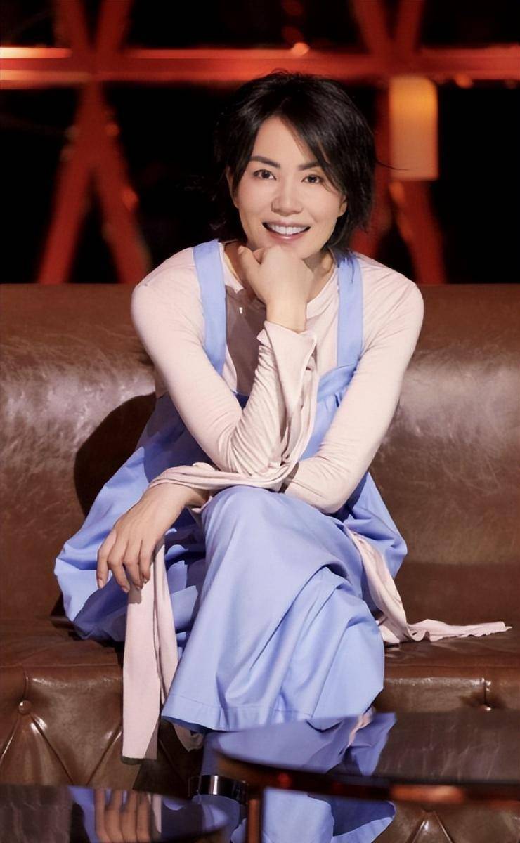 王菲私下居然这么搞怪!穿白t简单却时尚,53岁阿姨嫩似18岁少女