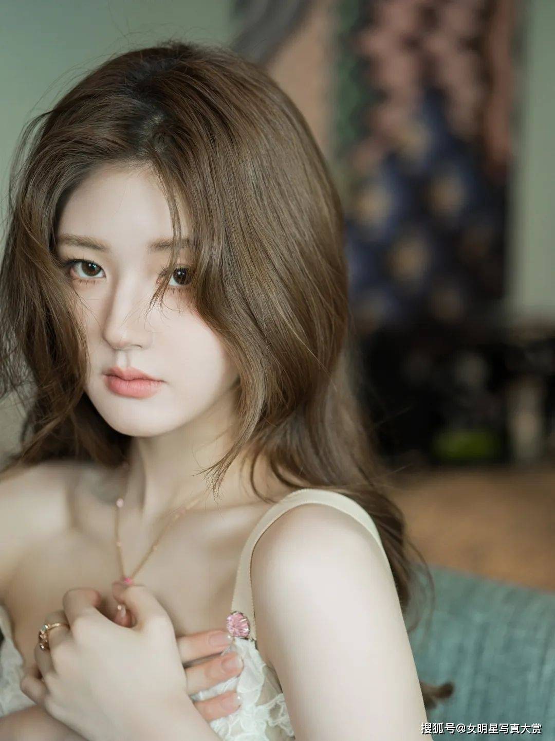 【赵露思性感写真美图】吊带抹胸裙,优雅美艳,泰国曼谷活动_造型_显得