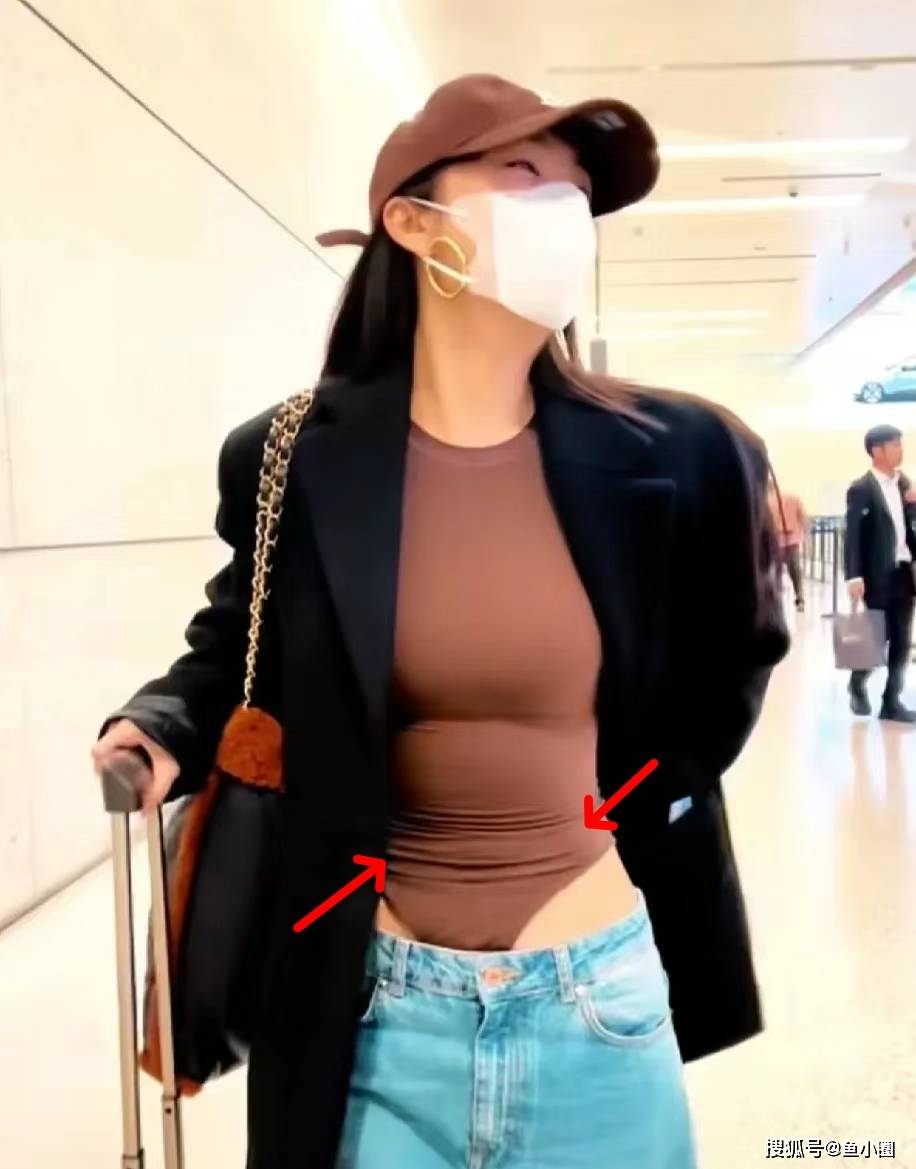 大胆撩衣,被质疑故意露出连体式内搭_网友_西装_古力娜扎