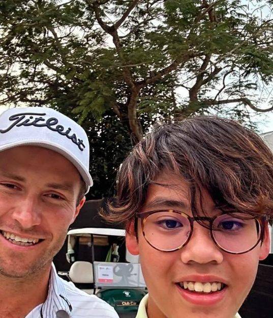 李嘉欣儿子晒自拍,12岁就有大肚腩,龅牙肤色黝黑,被粉丝喊老公_许建彤