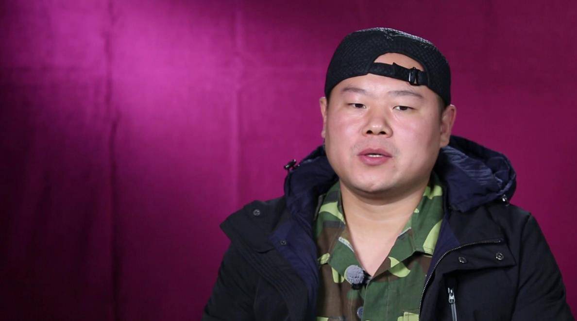 在此驱动下,岳云鹏便拉着兄弟孔云龙一起辗转找到郭德纲,郭德纲看到两