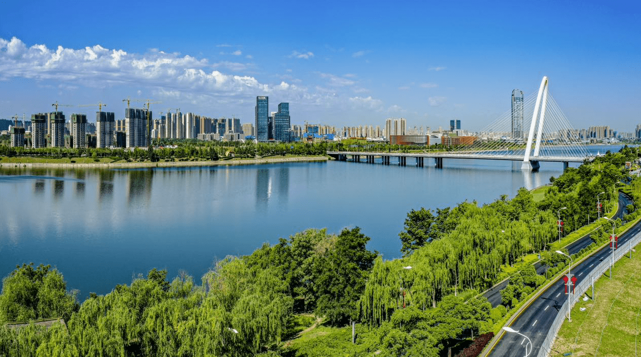 佔位滻河西岸,滻灞生態區腹地,區域發展醇熟,繁華商業匯聚,自然資源