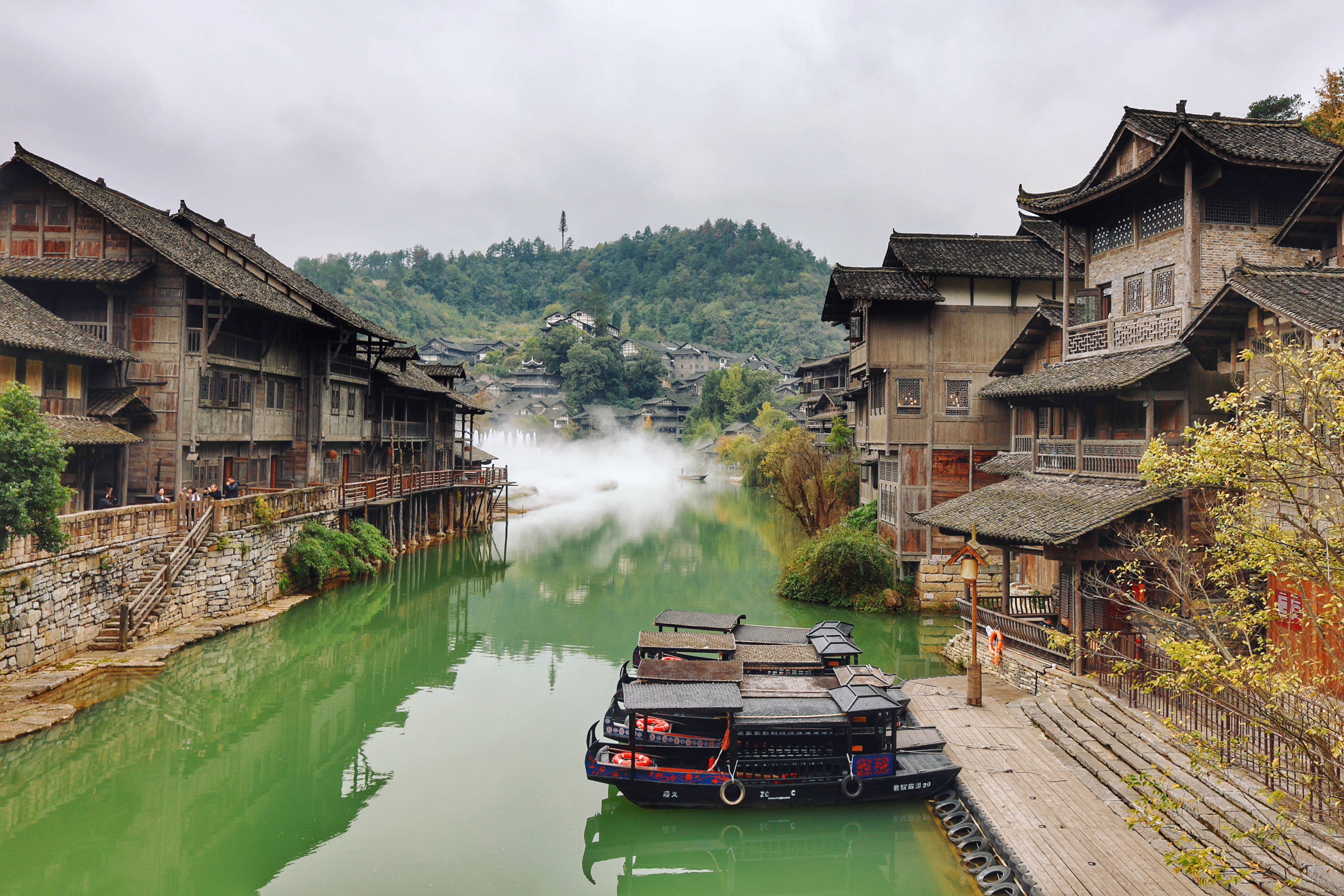 于当天抵达遵义,游览有着黔北江南水乡之称的乌江寨国际旅游度假区