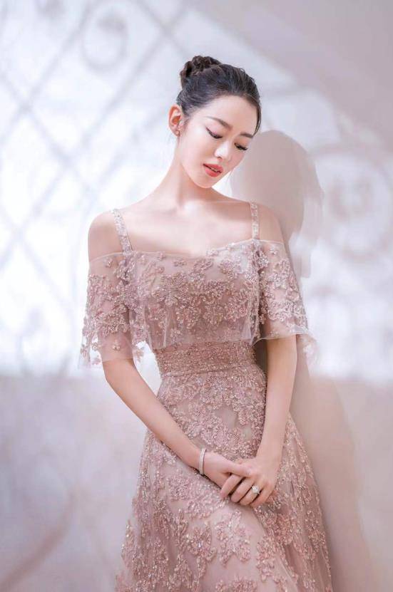 吉娜为何一直大浓妆?