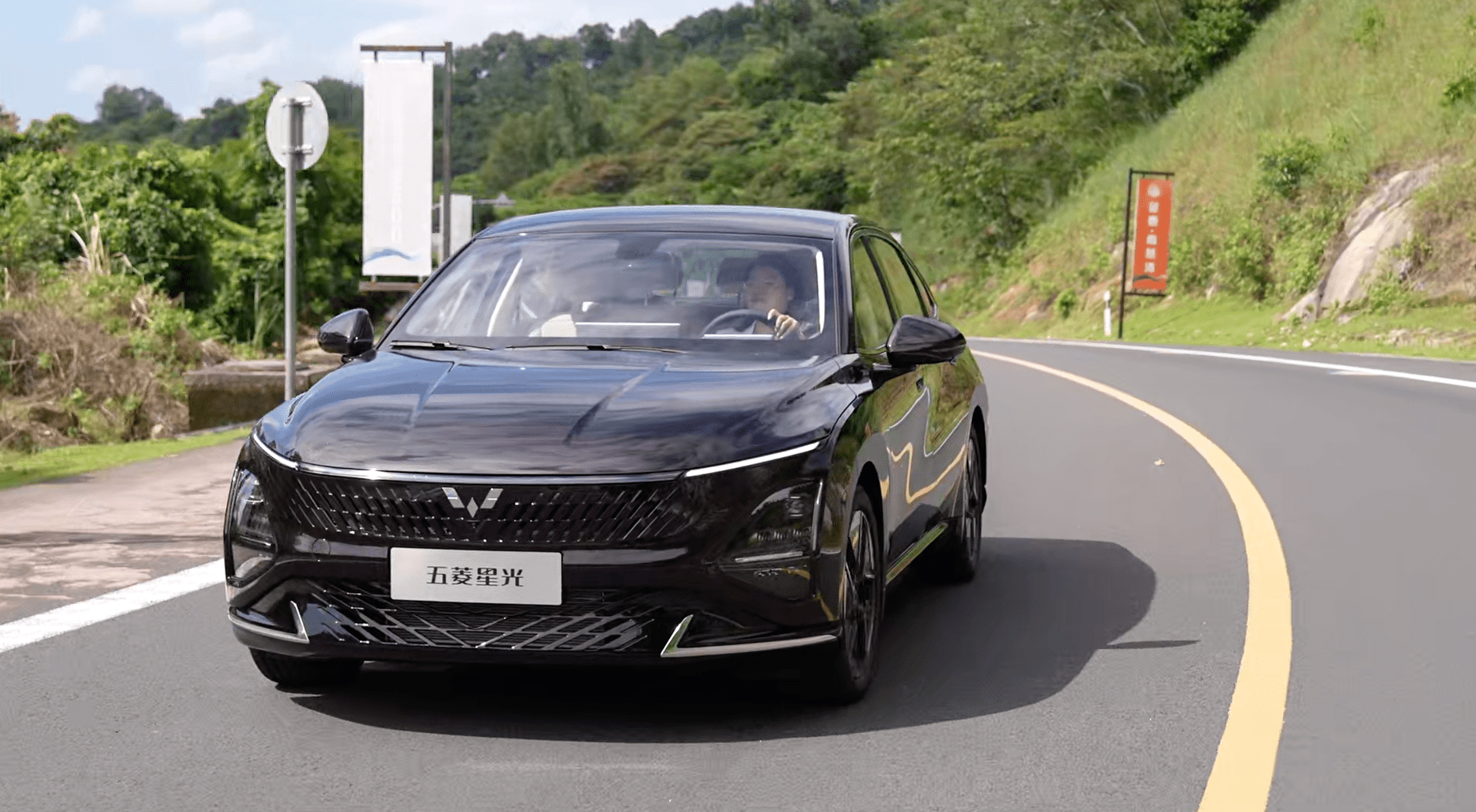 五菱星光广州车展预售:定位中型轿车,2.8米轴距,配15.