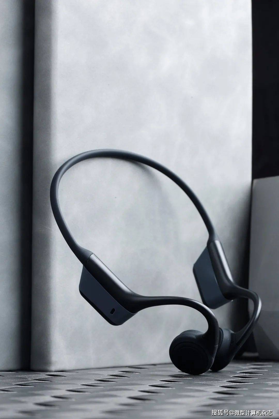 创新outlier free mini骨传导运动耳机_用户_充电_部分