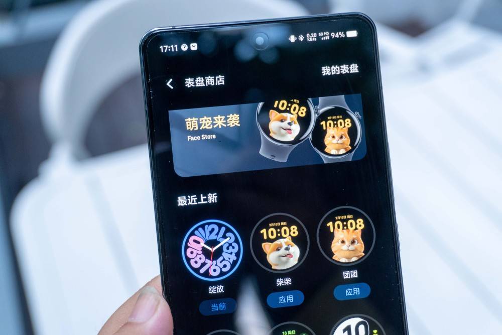 (图源:雷科技)喜欢个性化配饰的,这次vivo不仅提供数百款个性表盘可供