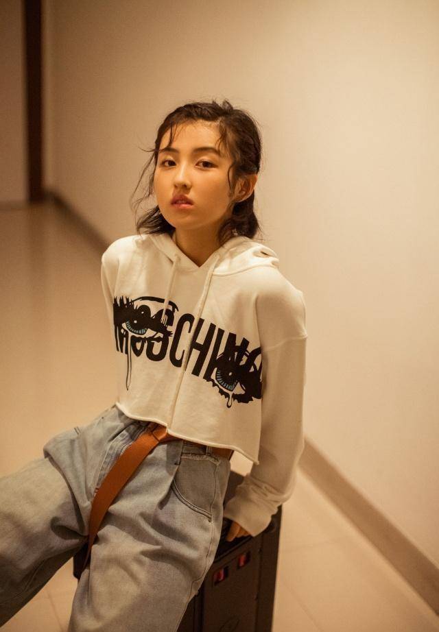 张子枫一件卫衣搭配牛仔裤,显高又显瘦,她剪的短发造型真时髦_个性