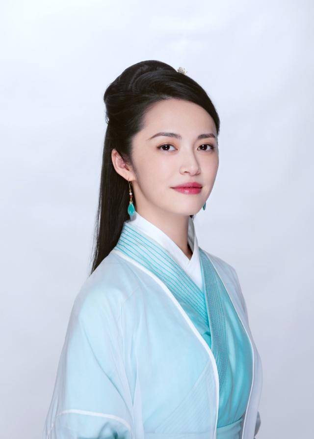 看着姚晨大家应该都不会特别陌生,在当年的《武陵外传》中她饰演的郭