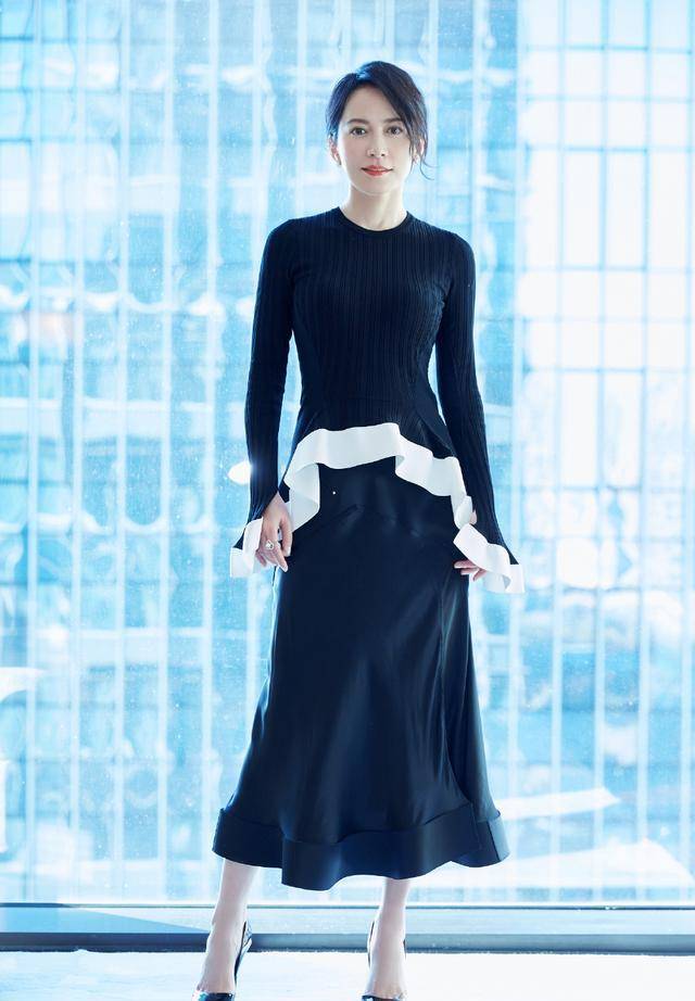 俞飞鸿黑色look套装连衣裙穿搭,显小20岁,时尚又减龄的穿搭技巧_气质