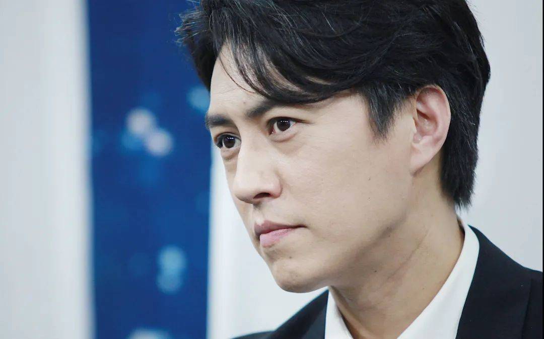 靳东遭遇重大感情骗局,大妈陷入"明星恋爱"困扰_什么_事情_程度