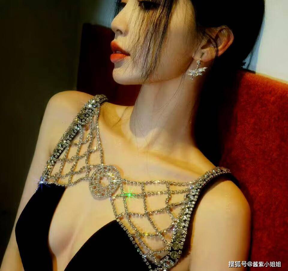 虞书欣曲线太诱人了!展现青春美丽_身材_比例_魅力