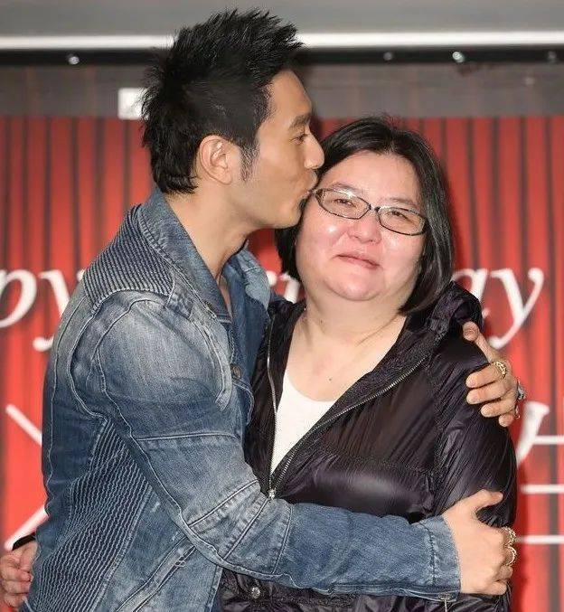 邱黎宽亲手捧红天后王菲,替那英重返乐坛,帮林志玲解决问题_事业_支持