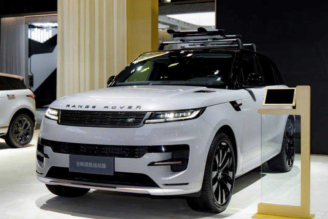 捷豹路虎三车齐发,卫士全系上新v8,揽胜迎来2024年款升级_搜狐汽车