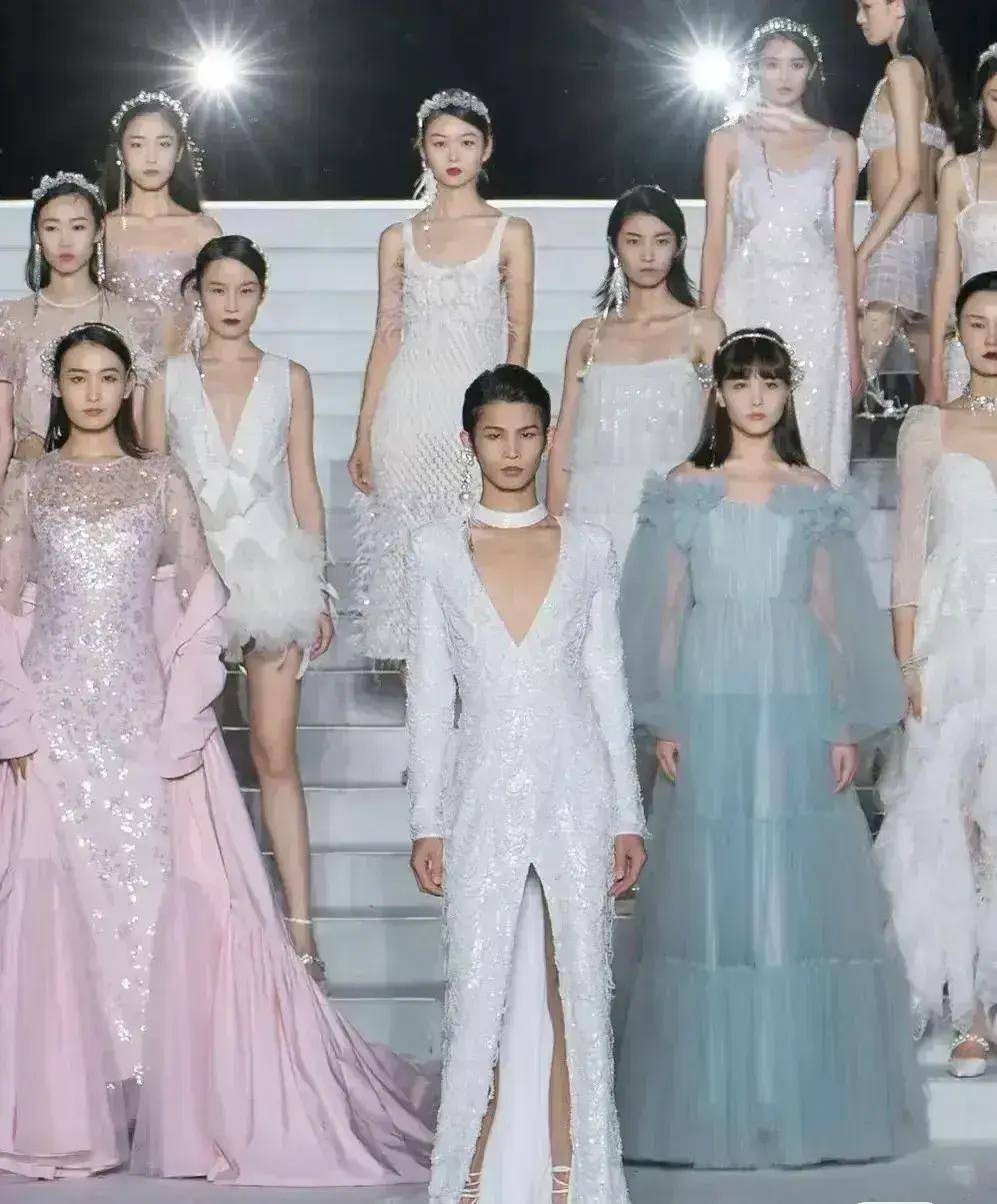 "陆仙人男扮女装走秀:养眼新潮流,颠覆传统观念"_女性_魅力_男性