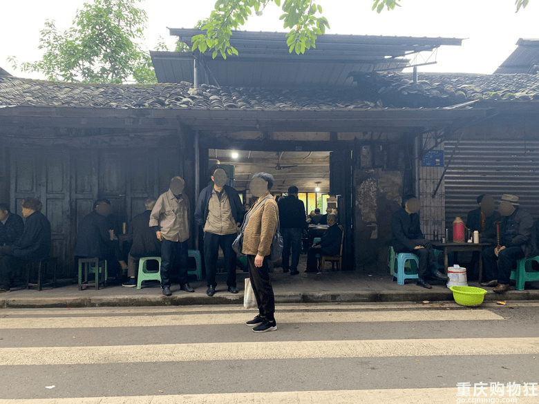 體驗20塊乾洗頭,吃炭火砂鍋……年代味好濃_水土_鎮上_老人