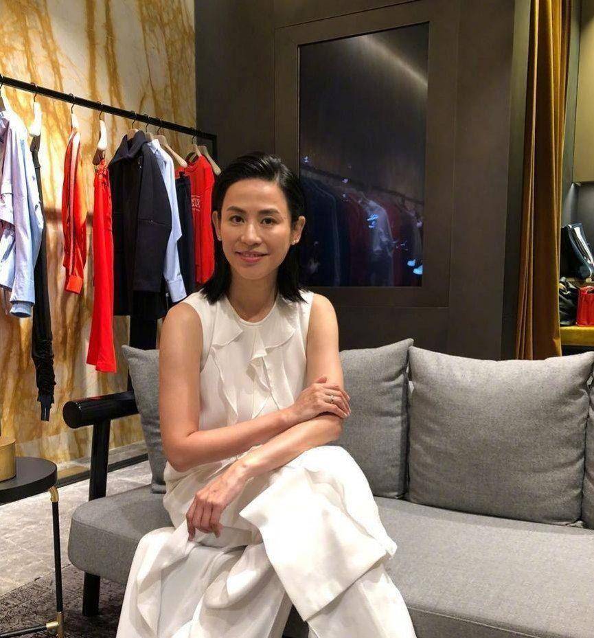 宣萱素颜自然且自信,中年打扮也不装嫩,这53岁看起来就像35岁!