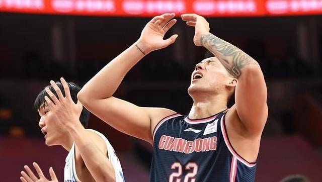 曾繁日赛后主动表态,广东男篮队长意外回应,朱芳雨连夜提出要求_比赛