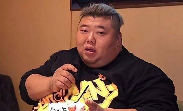 560斤河北小伙侯钰:小学就180斤,娶妻生子后,靠吃播月入几十万_直播