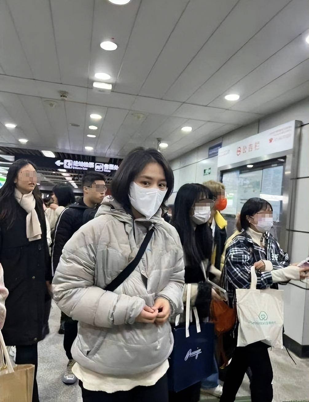 35岁马思纯上海坐地铁被偶遇，女神状态极佳，新剧何时播出引期待  第4张