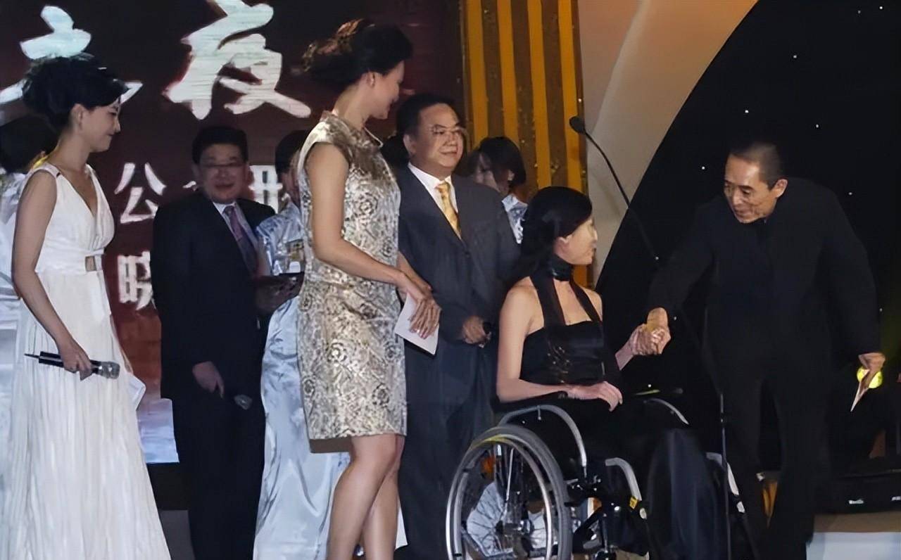 事实证明,那个让张艺谋愧疚一生的女人,已经走上了另一条大道_刘岩