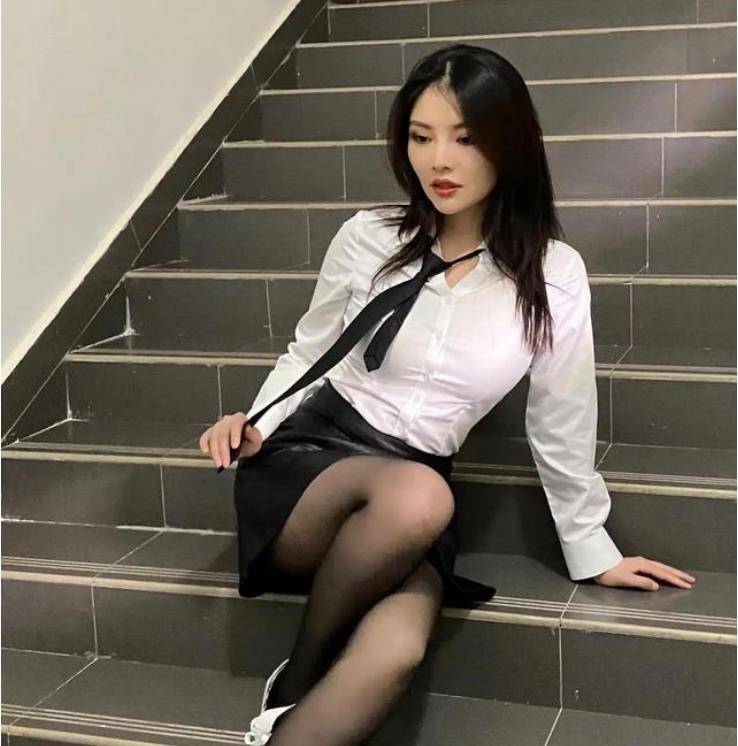 徐冬冬彻底放开性格,穿着黑丝袜,紧身衬衫在楼梯上变身女神!