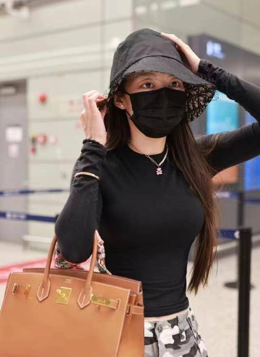 吉娜瘦出眼窝了,穿紧身衣1尺6腰围让人羡,拎15万包戴金镯太阔气_身材