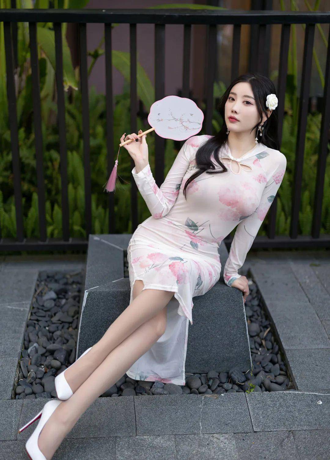 杨晨晨:夏季的复古国风会让你成为街头焦点,紧身日常修饰碎花女旗袍