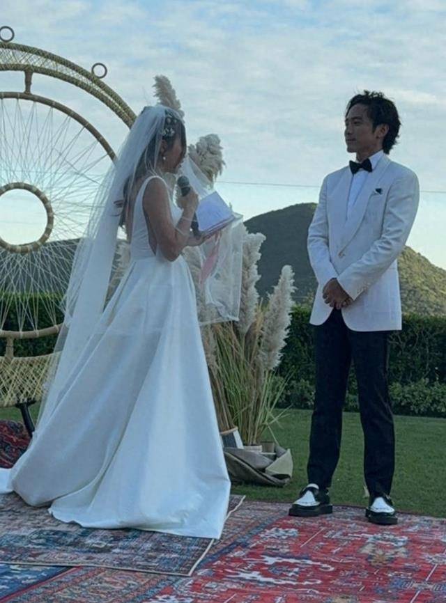 林子祥38岁儿子低调结婚,林子祥上台高歌助兴,父子相拥场面感人_林
