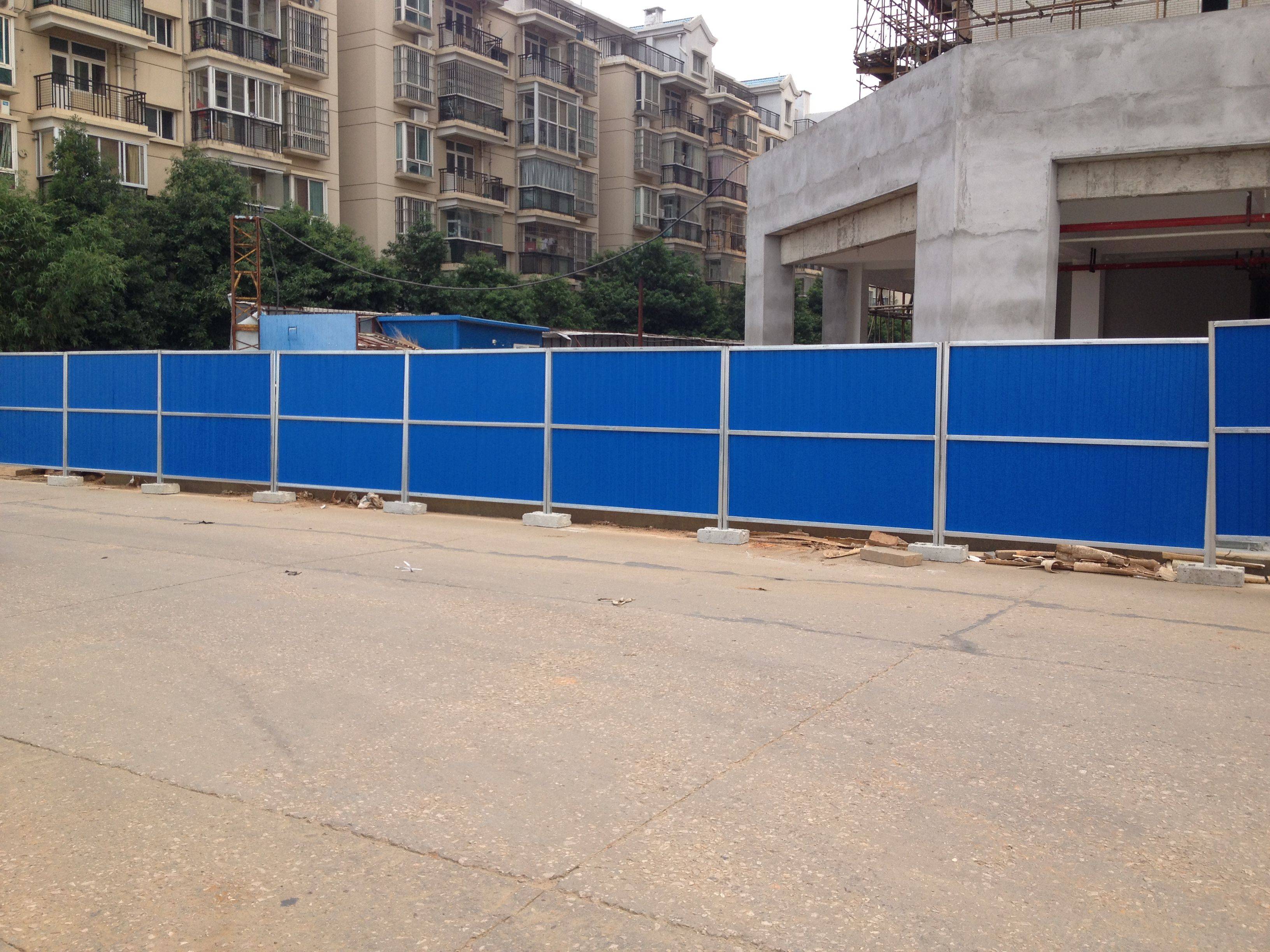 双面彩钢夹芯板围挡 道路隔离彩钢围挡 道路施工隔离围挡_进行_防火