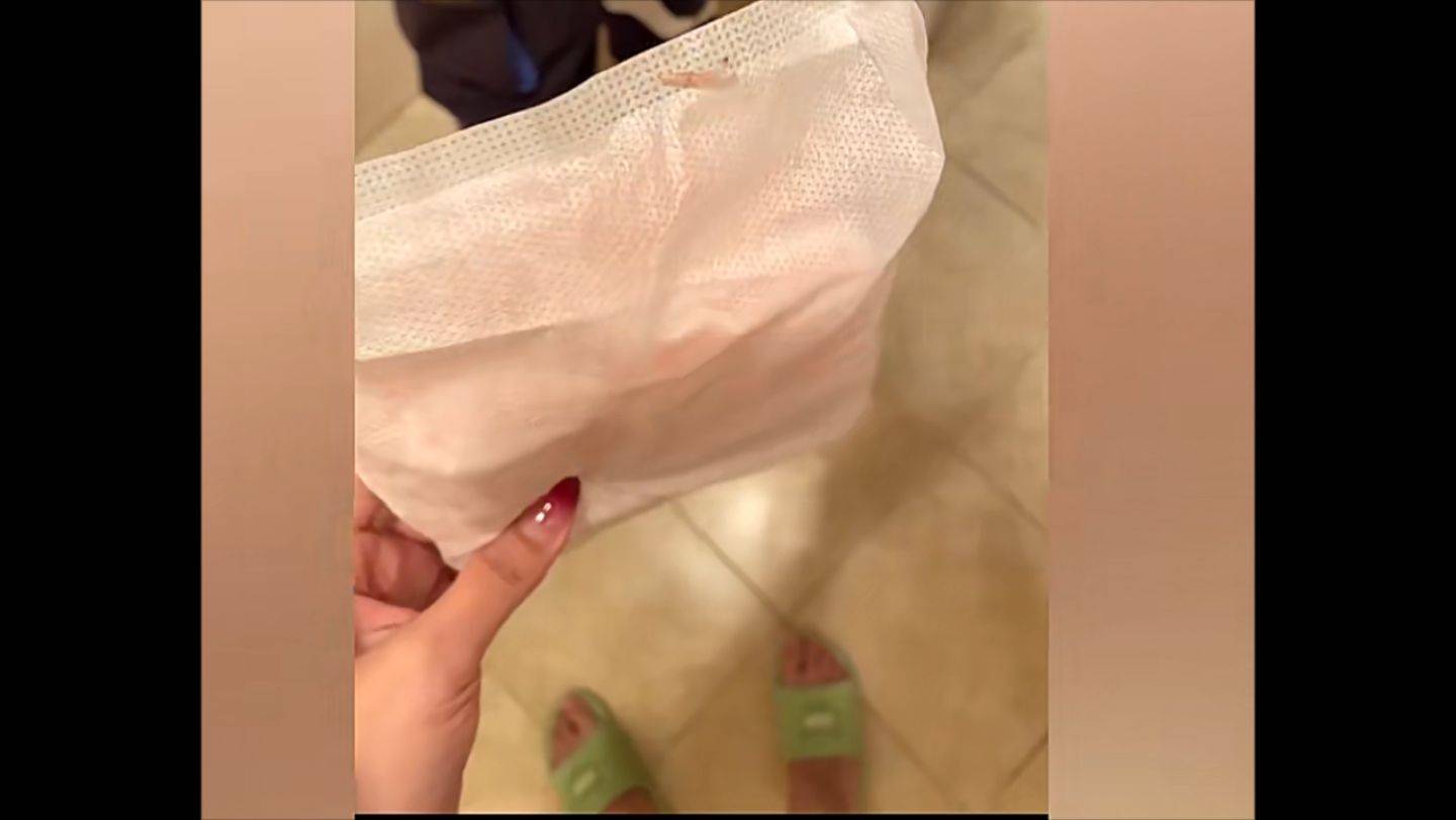 女子称买苏菲安睡裤内有虫蠕动!